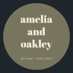 Adesivo Casamento Personalizado Bold Minimalista Boho Oliv<br><div class="desc">Vinheta redonda clássica de Casamento Personalizado Simples Boho Minimalista Bold-Olive Green</div>