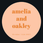 Adesivo Casamento Personalizado Bold Minimalista Boho Peac<br><div class="desc">Personalize seus favores de casamento com esses adesivos elegantes. Em Peach Orange,  esses adesivos adicionam um toque de na moda a caixas de presentes,  envelopes e muito mais. Personalize com seus nomes e data de casamento para um belo e atencioso detalhe que seus hóspedes vão amar!</div>