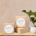 Adesivo Casamento Personalizado Branco De Script Minimalis<br><div class="desc">Vinheta redonda clássica clássica de casamento personalizado moderno e minimalista elegante</div>