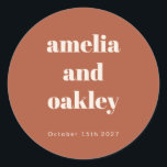 Adesivo Casamento Personalizado De Boho Rust Minimalista N<br><div class="desc">Adicione um toque pessoal aos seus favores de casamento ou artigos de papelaria com estes adesivos de terracota personalizáveis. Apresentando seus nomes e data de casamento em um design minimalista, esses adesivos são perfeitos para selar envelopes, decorar sacos de presentes ou personalizar favoritos para festas. O tom de ferrugem quente...</div>