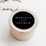 Adesivo Casamento Personalizado de Preto e Branco Moderno<br><div class="desc">Coloque seus envelopes ou favores com nossos adesivos elegantes de casamento. Os adesivos de casamento personalizados apresentam seus nomes em um roteiro de caligrafia branco com um fundo preto ou cor de sua escolha. Design coordena-se com a nossa coleção de casamentos da Elegância Moderna.</div>