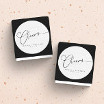 Adesivo Casamento Personalizado de Script Branco Preto Mín<br><div class="desc">Maníaco branco preto minimalista com manuscrito clássico redondo de casamento personalizado</div>