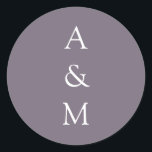Adesivo Casamento Púrpura Mínimo Bold Monograma Boho Dusty<br><div class="desc">Monograma Mínimo Trendy Chic Typografia Clássica de Casamento com Palhetas Redondas em Boho Dusty Purple</div>