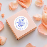 Adesivo Casamento Real de Buquês Azuis e Brancos<br><div class="desc">Buquê floral Real Azul em cor d'água azul,  texto editável ao redor da circunferência.</div>
