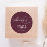 Adesivo Casamento Romântico da Caligrafia - Obrigado<br><div class="desc">Este obrigado branco e arrojado que o adesivo de casamento com a elegante e romântica carta caligráfica suave com seus nomes e data. Para uma personalização mais avançada deste design,  clique no BOTÃO FERRAMENTA DESIGN AZUL acima!</div>