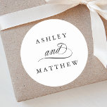 Adesivo Casamento romântico por caligrafia<br><div class="desc">Simples adesivo de casamento preto e branco com uma elegante e romântica carta caligráfica suave com seus nomes. Para uma personalização mais avançada deste design,  clique no BOTÃO FERRAMENTA DESIGN AZUL acima!</div>
