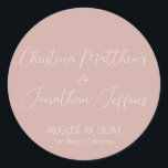 Adesivo Casamento Rosa Dusty Moderno e Elegante<br><div class="desc">Este moderno e elegante evento ou adesivo de casamento apresenta um simples fundo cor-de-rosa empoeirado com texto branco. Os nomes do casal são impressos em uma fonte de script. A data e o local do casamento são impressos abaixo.</div>