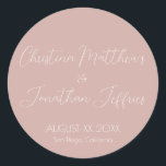 Adesivo Casamento Rosa Dusty Moderno e Elegante<br><div class="desc">Este moderno e elegante evento ou adesivo de casamento apresenta um simples fundo cor-de-rosa empoeirado com texto branco. Os nomes do casal são impressos em uma fonte de script. A data e o local do casamento são impressos abaixo.</div>