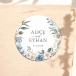 Adesivo Casamento Rustic Boho Dusty Blue Flowers<br><div class="desc">Introduzindo o nosso Sticker de Casamento Personalizado, uma mistura harmoniosa de prazer rústico e elegância contemporânea. Este adesivo maravilhosamente trabalhado apresenta uma charmosa camada de aquarela, mostrando um arranjo delicado de flores azuis e neutras. No coração deste abraço floral, seus nomes estão elegantemente inscritos em uma fonte serif clássica, conectada...</div>