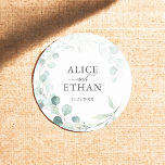 Adesivo Casamento Rustic Eucalyptus<br><div class="desc">Tome a essência do seu dia especial com o nosso elegante Sticker Casado, cuidadosamente projetado para adicionar um toque de romance à sua celebração. Ao cercar o adesivo circular, uma delicada camada aquosa de eucalipto simboliza amor e harmonia persistentes. No fundo, seus nomes estão graciosamente inscritos em uma fonte sofisticada...</div>