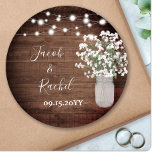 Adesivo Casamento Rustic Floral Mason Jar & Lights<br><div class="desc">Este design apresenta flores de respiração de bebê de cor d'água, em um vaso de jarro de pedras, em um fundo de madeira rústica com luzes de cordas. Clique no botão personalizar para obter mais flexibilidade na modificação do texto ou na movimentação dos gráficos! No nosso compro, estão disponíveis variantes...</div>