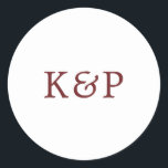 Adesivo Casamento Simples de Borgonha e Monograma Branco<br><div class="desc">Simples adesivos de casamento com seu monograma inicial em uma fonte de serifa burlada sobre um fundo branco. As cores de fundo e fonte podem ser alteradas para qualquer cor desejada. Um design básico e simples que ainda aparece como na moda. Estes adesivos modernos e minimalistas são perfeitos para selar...</div>