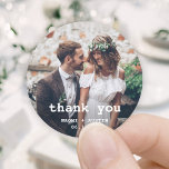 Adesivo Casamento Simples De Fotografia Da Máquina De Escr<br><div class="desc">Adicione um toque personalizado elegante ao casamento, agradeça aos cartões e favoritos para festas de recepção com adesivos fotoredondos/selos de envelopes personalizados. O quadro e toda a redação desta modelo são simples de personalizar. "Obrigado" pode ser mudado para amar & obrigados, bem-vindo, as iniciais do casal, outro texto, ou pode...</div>