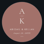 Adesivo Casamento Simples Moderno de Monograma Mistura<br><div class="desc">O Simple Modern Brown Monogramas Mix Match Match Classic Round Sticker apresenta pares modernos em tons suaves e modernos de terra.</div>