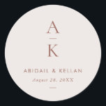 Adesivo Casamento Simples Moderno de Monograma Mistura<br><div class="desc">O Simple Modern Brown Monogramas Mix Match Match Classic Round Sticker apresenta pares modernos em tons suaves e modernos de terra.</div>