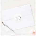 Adesivo Casamento Simples Preto e Branco Moderno<br><div class="desc">Etiquetas de casamento elegantes com um layout simples e mínimo com "Nós fazemos" em uma tipografia contemporânea. Um design clássico com um toque moderno.</div>