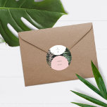Adesivo Casamento Tropical de Palmeiras do Monograma<br><div class="desc">Arcos cor-de-rosa e brancos esmagados sobre o fundo das folhas da palma escura,  com monograma em cinzas e ilustrações das folhas de cor de água.</div>