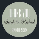 Adesivo Casamento Verde Rustic Sage Obrigado<br><div class="desc">Obrigado de casamento simples e elegante que você cola em verde. Personalize com nomes de noiva e noivo e data de casamento. Todo texto é personalizável. Você pode alterar a fonte, o tamanho e a cor do texto usando a opção de edição. Entre em contato para obter ajuda na personalização...</div>