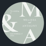 Adesivo Casamento Verde Sage Moderno Minimalista<br><div class="desc">Sage Green Wedding Stickers moderno minimalista. Apresenta tipografia de monograma ousada e design gráfica mínima. Personalize o texto com todos os detalhes do seu dia especial.</div>