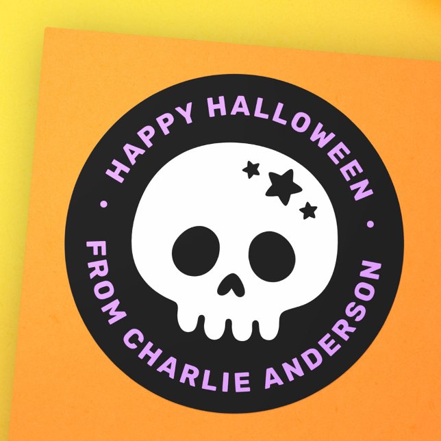 Adesivo Caveira fofa com estrelas preto roxo Feliz Hallowe (Cute skull with stars black purple Happy Halloween Classic Round Sticker)