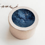 Adesivo Celestial Night Sky Silver Obrigado A Favor Sticke<br><div class="desc">Este obrigado de prata celeste noturno que você favorece... o adesivo é perfeito para o seu casamento encantado. O céu azul-d'água escuro, pontilhado com estrelas prateadas, vai dar o tom para o seu casamento ao ar livre. Personalize-o como quiser ou mantenha-o como está. Olhe o resto da coleção para ajudar...</div>