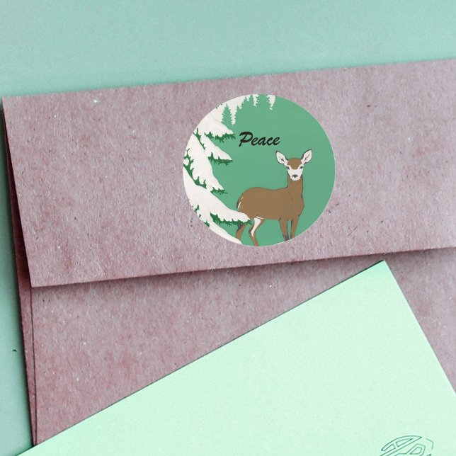 Adesivo Cena de inverno de Deer Snow da Paz (Brown female deer white face in snow by pine tree on mint green round stickers.)