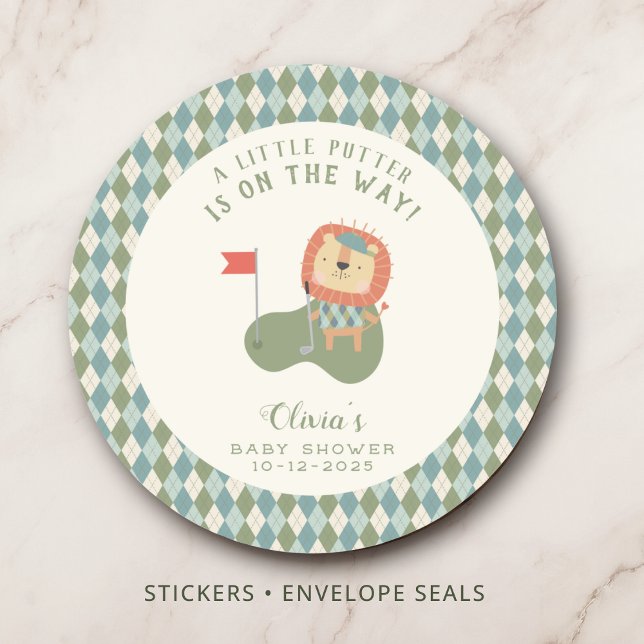 Adesivo Chá de Bebê de Golfe Um Pequeno Putter Elegante Ar (Cute lion golfer sticker for golf baby showers and favors.
)