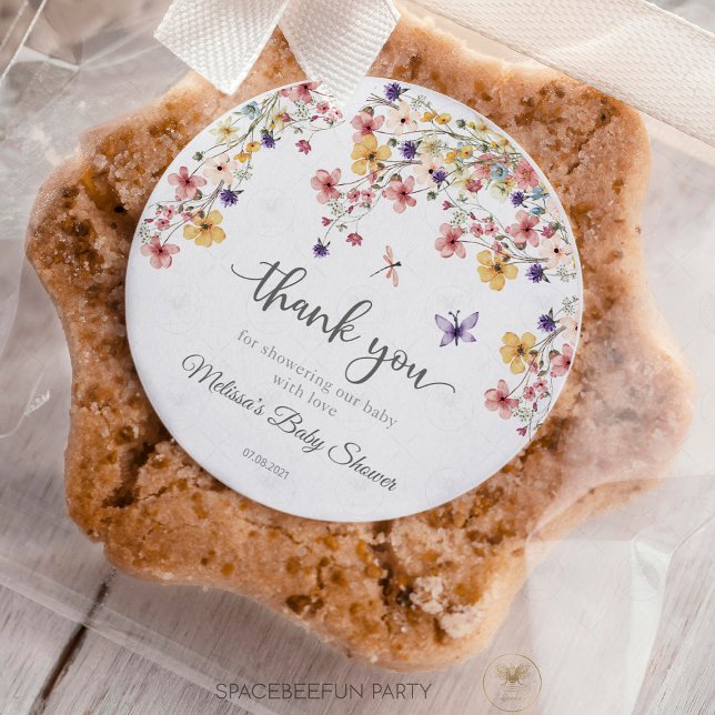 Adesivo Chá de Bebê Jardim de Flores Silvestres Bebê em Fl (Delicate and charming Baby in Bloom garden wildflower baby shower thank you favor sticker tag. Featu)