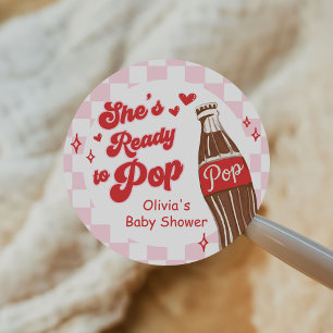 Adesivo Chá de Bebê Pink Red Ela Está Pronta para Aparecer