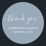 Adesivo Chá de casamento Azul Dusty do Script Moderno Obri<br><div class="desc">Crie seu próprio obrigado de casamento azul empoeirado personalizado que você cola para seu casamento/chá. Personalize facilmente online com os detalhes do seu casamento/chá. Itens correspondentes disponíveis para complementar esses adesivos minimalistas,  mas elegantes e azuis,  de casamento/chá redondos com uma letra de escrita mais moda.</div>