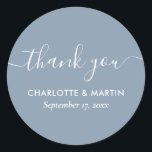 Adesivo Chá de casamento Azul Dusty do Script Moderno Obri<br><div class="desc">Crie seu próprio obrigado de casamento azul empoeirado personalizado que você cola para seu casamento/chá. Personalize facilmente online com os detalhes do seu casamento/chá. Itens correspondentes disponíveis para complementar esses adesivos minimalistas, mas elegantes e azuis, de casamento/chá redondos com uma letra de escrita mais moda.</div>