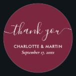 Adesivo Chá de casamento Moderno Burgundy - Obrigado<br><div class="desc">Crie seu próprio obrigado de casamento burgundy personalizado que você cola para seu casamento/chá. Personalize facilmente online com os detalhes do seu casamento/chá. Itens correspondentes disponíveis para complementar esses adesivos minimalistas,  mas elegantes,  de casamento/chá burgundy com letra de escrita mais modesta.</div>