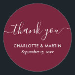 Adesivo Chá de casamento Moderno Burgundy - Obrigado<br><div class="desc">Crie seu próprio obrigado de casamento burgundy personalizado que você cola para seu casamento/chá. Personalize facilmente online com os detalhes do seu casamento/chá. Itens correspondentes disponíveis para complementar esses adesivos minimalistas,  mas elegantes,  de casamento/chá burgundy com letra de escrita mais modesta.</div>