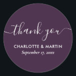Adesivo Chá de casamento Roxo de Script Moderno Obrigado<br><div class="desc">Crie seu próprio obrigado de casamento roxo personalizado que você cola para seu casamento/chá. Personalize facilmente online com os detalhes do seu casamento/chá. Itens correspondentes disponíveis para complementar esses adesivos minimalistas,  mas elegantes,  roxos de casamento/chá redondos com uma fonte de script mais moda.</div>