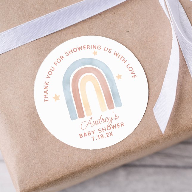 Adesivo Chá de fraldas Bonito Do Arco-Íris, Obrigado (Cute Little Rainbow Boho Baby Shower Thank You Classic Round Sticker)