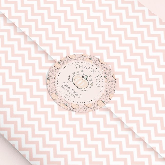 Adesivo Chá de fraldas De Abóbora Rosa Muito Obrigado (Cute Hand Drawn Little Pumpkin, Stars & Candy Halloween Baby Shower Thank You Sticker in Pastel Pink)