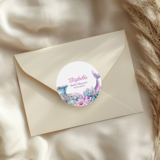 Adesivo Chá de fraldas de Cauda de Sereia Pastel Floral (Pastel Floral Mermaid Tail Baby Shower Classic Round Sticker on an elegant envelope.)