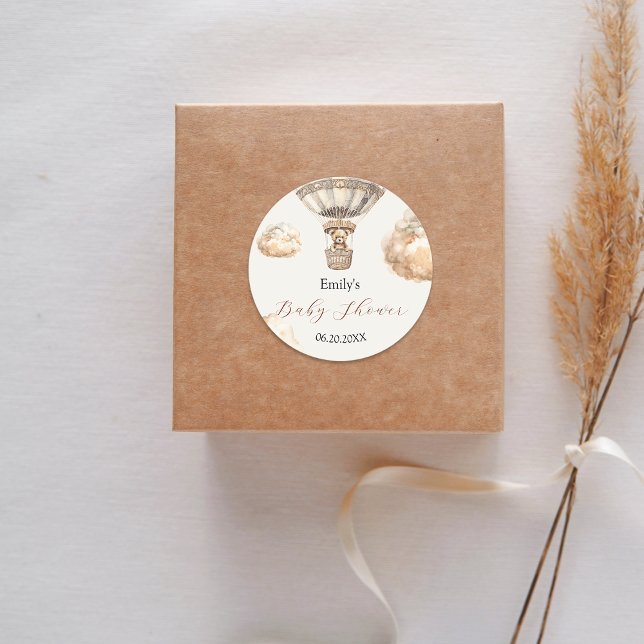 Adesivo Chá de fraldas de Nuvens de Balões de Ar do Urso B (Boho Teddy Bear Air Balloon Clouds Baby Shower Classic Round Sticker)