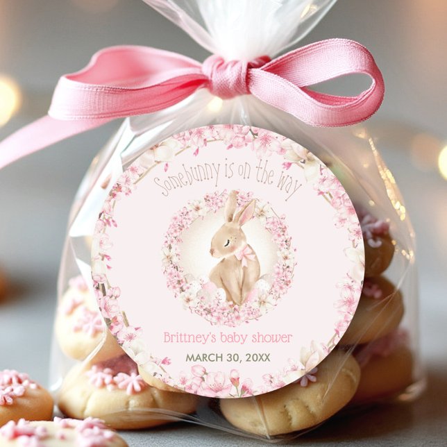 Adesivo Chá de fraldas de Primavera cor-de-rosa com coelho (Easter Cute Bunny Spring Pink Girl Baby Shower Classic Round Sticker)