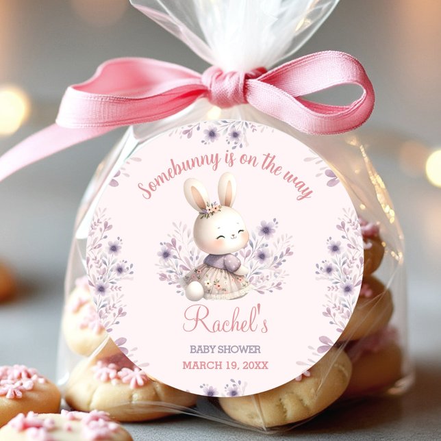 Adesivo Chá de fraldas de Primavera Floral Rosa Bunny (Bunny Pink Purple Spring Floral Girl Baby Shower Classic Round Sticker)