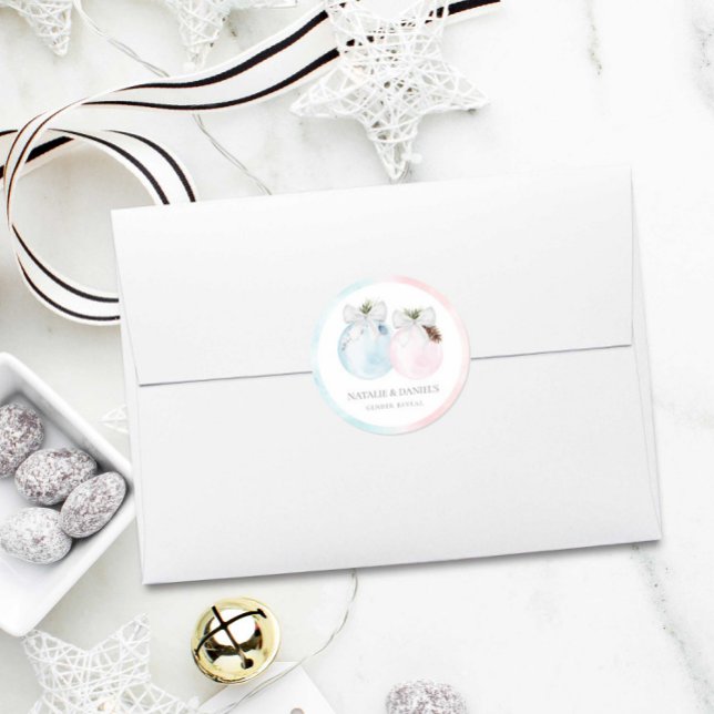 Adesivo Chá de fraldas Revelação do Gênero do Inverno (Christmas Gender Reveal Round Sticker)