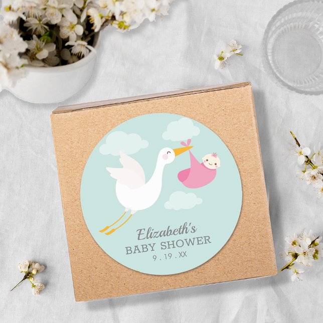 Adesivo Chá de fraldas Rosa Bundle Storle Girl (Pink bundle stork girl baby shower round favor stickers)