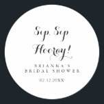 Adesivo Chá de Noiva com Caligrafia Moderna Sip Sip Hurray<br><div class="desc">Este adesivo de favor de chá de noiva com caligrafia moderna sip sip hooray é perfeito para um chá de noiva rústico. O design simples e elegante apresenta tipografia clássica e sofisticada em preto e branco.</div>
