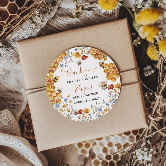 Adesivo Chá de Noiva Ela Encontrou Sua Abelha Obrigada (She Found Her Honey Bee Thank You Bridal Shower Classic Round Sticker)