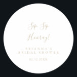 Adesivo Chá de Noiva Minimalista Dourado Sip Sip Hurray<br><div class="desc">Este adesivo de favor de chá de noiva minimalista dourado sip sip hooray é perfeito para um chá de noiva moderno. O design simples e elegante apresenta tipografia clássica e sofisticada em dourado.</div>