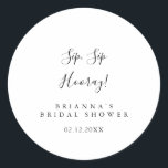 Adesivo Chá de Noiva Simples Minimalista Sip Sip Hooray<br><div class="desc">Este adesivo de favor de chá de noiva simples minimalista sip sip hooray é perfeito para um chá de noiva moderno. O design simples e elegante apresenta tipografia clássica e sofisticada em preto e branco.</div>