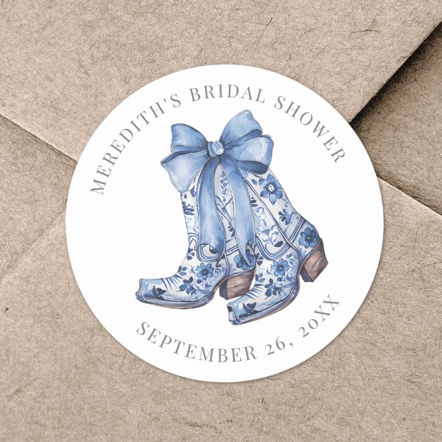 Adesivo Chá de Panela Country Cowboy com Laço Azul (Country Blue Bow Cowboy Bridal Shower Classic Round Sticker)