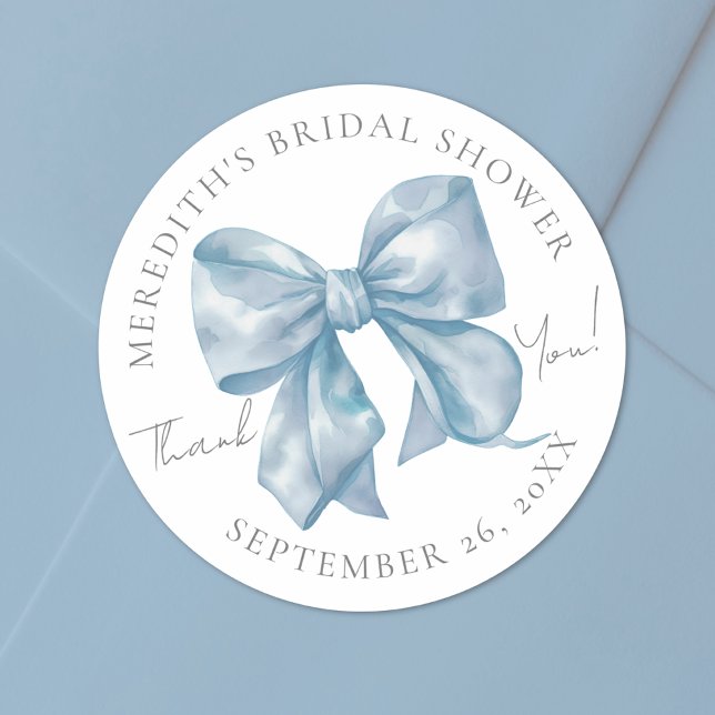 Adesivo Chá de Panela de Noiva com Laço Azul (Blue Bow Bridal Shower Classic Round Sticker)