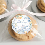 Adesivo Chá de panela do Partido do Tea Watercolor<br><div class="desc">Transporte-se para um belo jardim de elegância com nosso Elegante Chá de panela Floral Azul e Citrus Tea Party Classic Round Sticker, uma celebração onde a sofisticação encontra o charme refrescante da cidade. Essa design é uma mistura perfeita das calmas do azul com a energia vibrante dos limões amarelos para...</div>