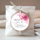 Adesivo Chá de panela Floral Rosa Brilhante Muito Obrigado<br><div class="desc">Obrigado seus convidados com este adesivo bonito,  com um texto floral rosa quente e personalizado de sua escolha. Adicione facilmente seus próprios detalhes clicando na opção "personalizar".</div>